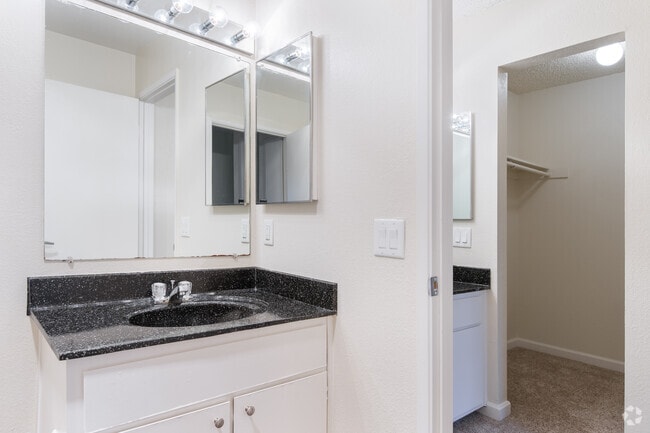 2BR, 1BA - 817SF