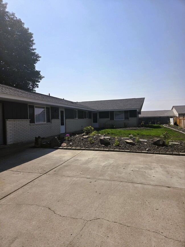 Building Photo - 7002 1/2 Maclaren Way Unit West Valley Duplex