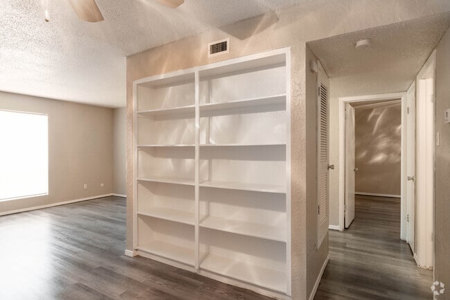 1BR, 1BA - 750SF