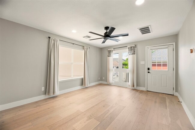 Photo - 1127 Oxford St