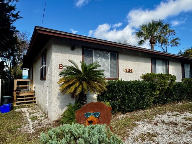 Building Photo - Charming 1 Bedroom Island Duplex Rental