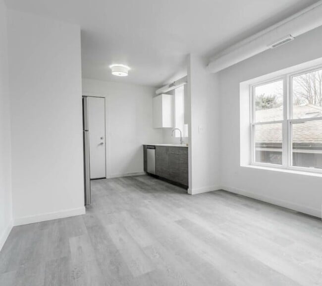 Building Photo - 1704 W Glenlake Ave