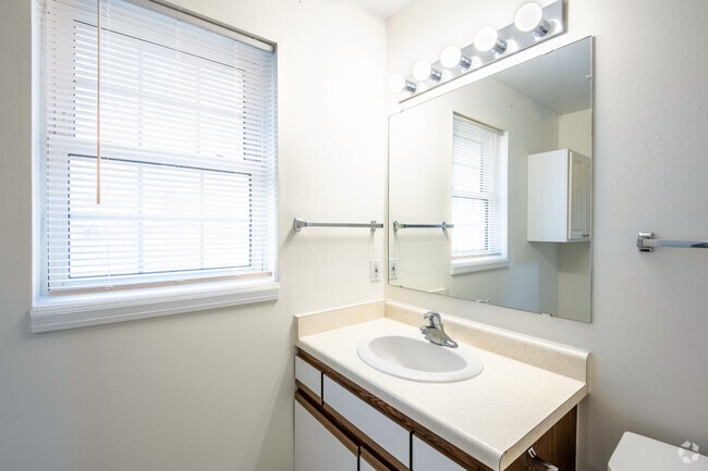 1BR, 1BA - 700SF