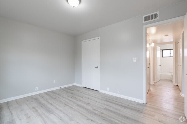 2BR, 1BA - 900SF - Primary Bedroom