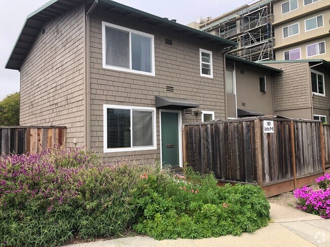 Building Photo - 3 Bed/ 2 Bathroom House in Santa Cruz