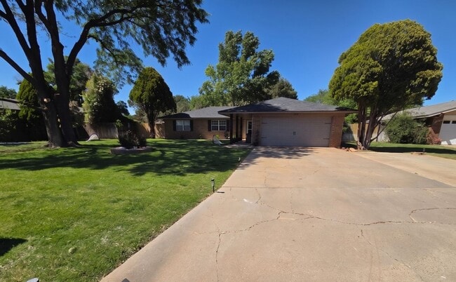 Building Photo - Stunning 3bd/2ba home with gorgeous yard and bonus living space! Coming Soon!