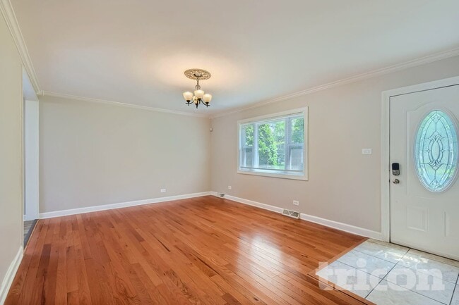 Photo - 612 W James St