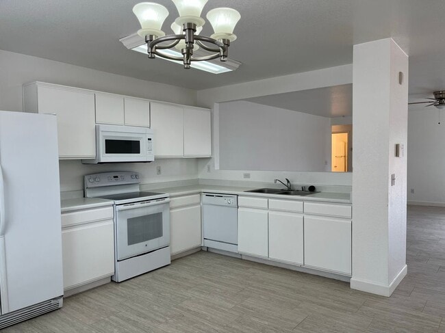 Building Photo - 2403 E Palm Beach Dr