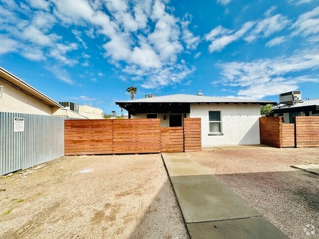 Building Photo - Renovated 3 Bedroom / 3 Bathroom House Nea...