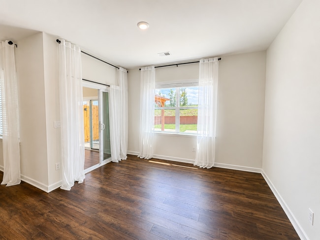 Photo - 676 Hollyrose Cir