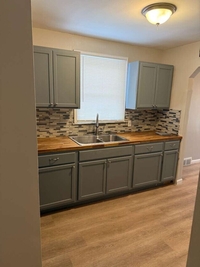 Photo - 19784 Patton St