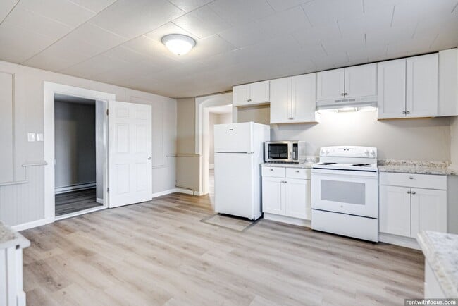 Building Photo - 213 Manitowoc St Unit 213 Manitowoc St.