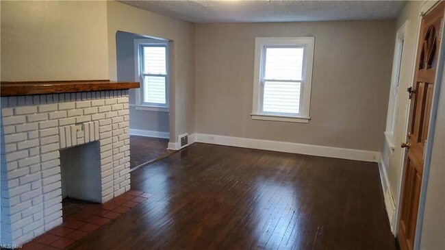 Photo - 1492 Maplegrove Rd