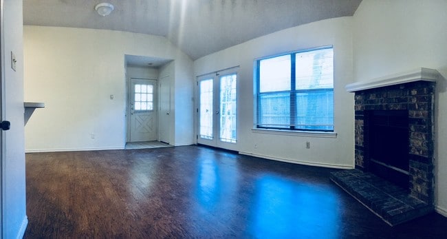 Living Reverse view - 1113 Bayfield Dr