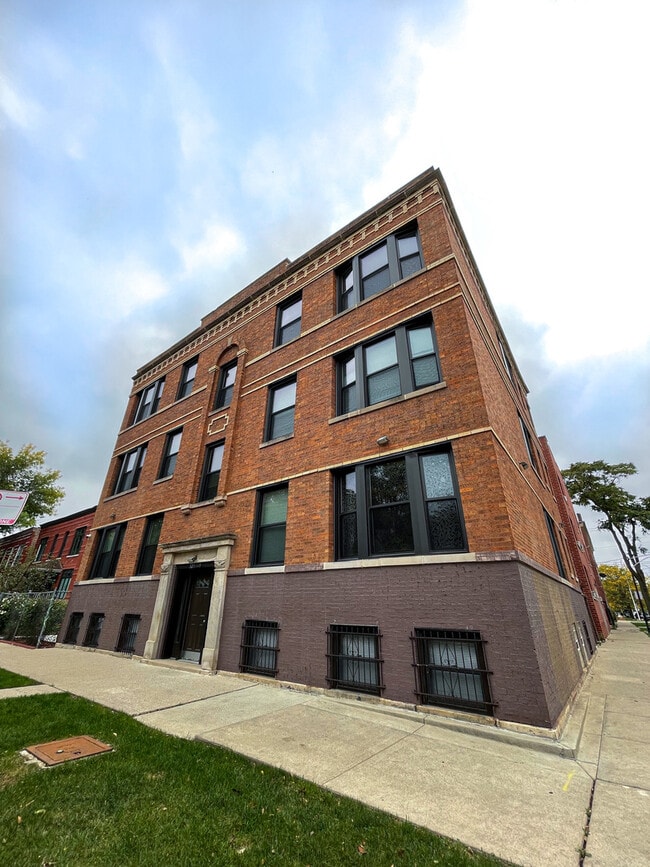 Building Photo - 3257 W Pierce Ave Unit 1