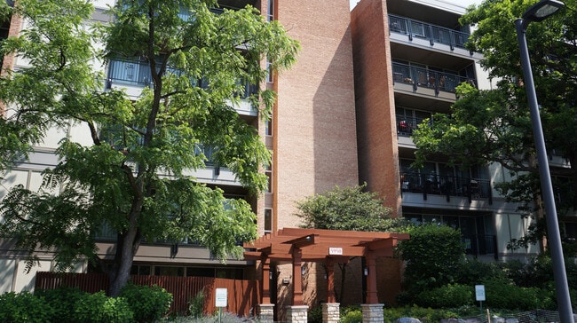 Building Photo - 5950 Oakwood Dr Unit 5C