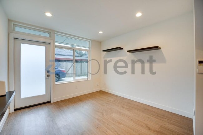 Photo - 1057 S Cloverdale St