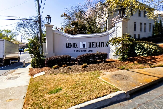 Building Photo - 3104 Pine Heights Dr NE Unit 3104