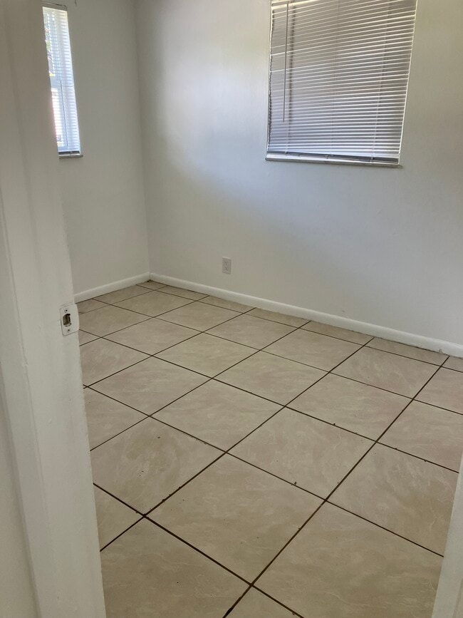 286 Lowell Ave - Bedroom 1 - 286 Lowell Ave