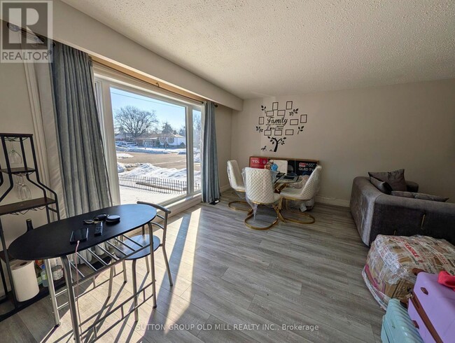 Photo - 19 Ascot Ave