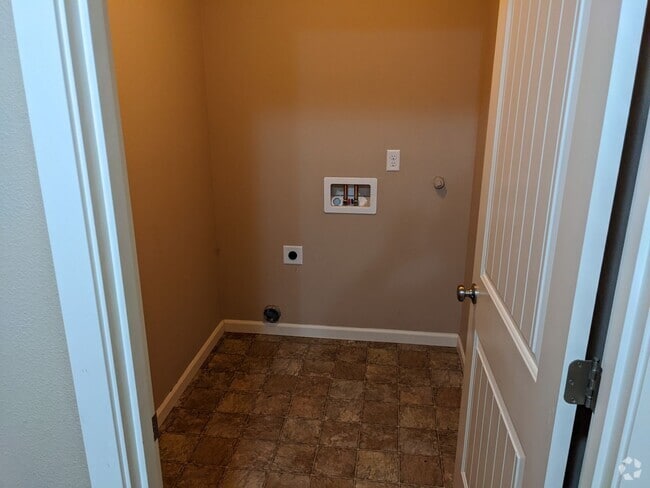 Building Photo - Beautiful 3 bedroom Rental