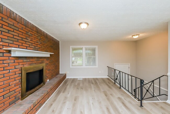 Photo - 2870 Valley Brook Dr SW