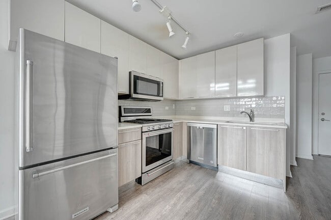 Photo - 932 W Dakin St Unit 304