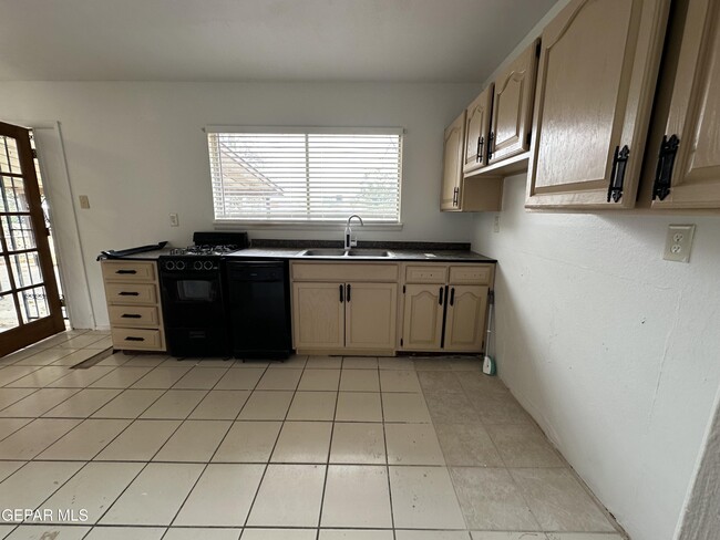 Photo - 10008 Nesbit Ave