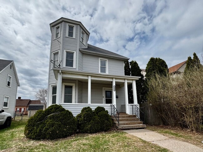 Building Photo - 5 Bed + Bonus Room House | Across from Park | 3 Stories | $1,450