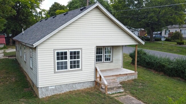 Building Photo - Newly Remodeled 3 Bedroom, 1 bath Home