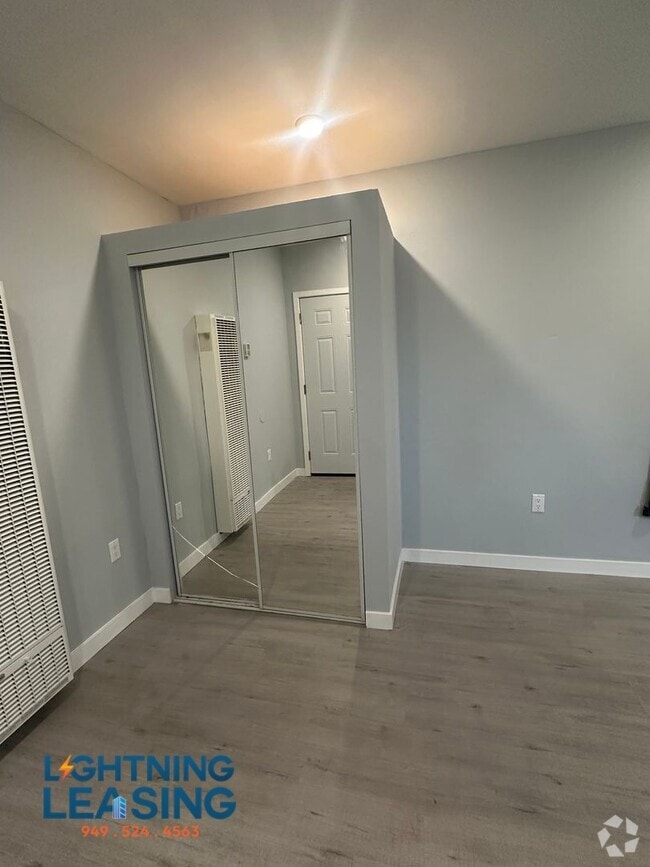 Building Photo - 5863 1/2 S West Blvd-D Unit D Rental