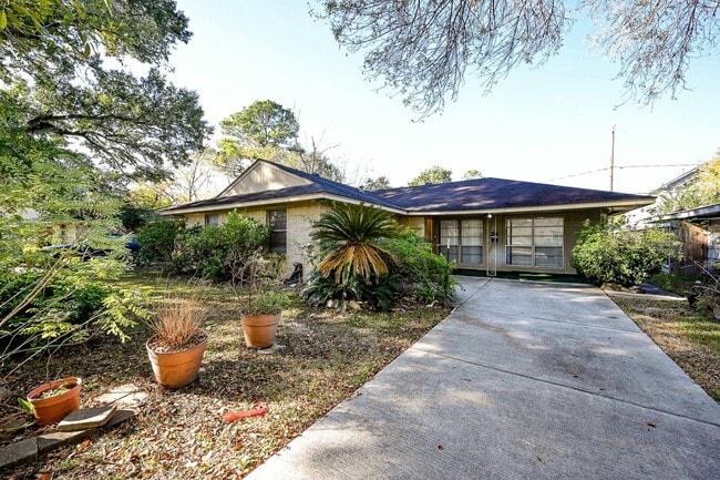 Building Photo - 10302 Woodwind Dr