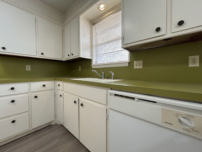 Photo - Lovely 2Bed/2Bath Duplex!