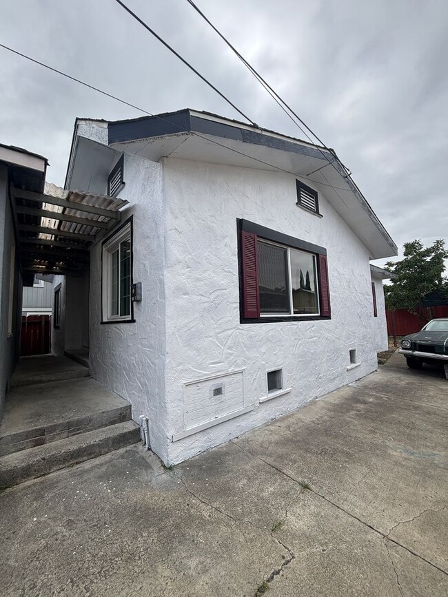 Building Photo - 54-1617 Unit B