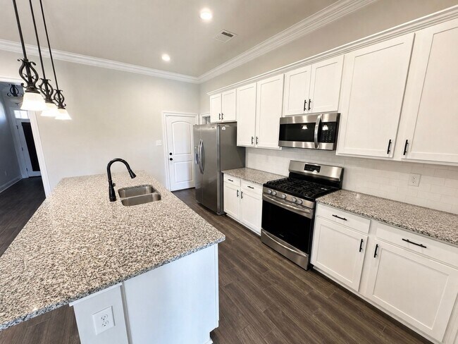 915 Hackberry Dr