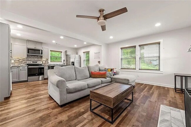 Photo - 323 Anderson Ave NW