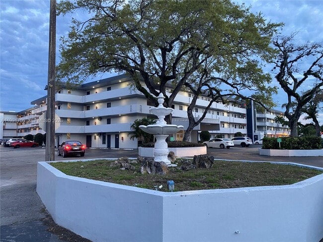 Building Photo - 443 NE 195th St Unit 436