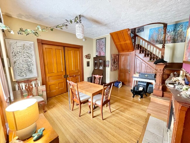 Photo - 3 Bedroom Apartment Superior Location South End of Burlington VT Available between 6/5-6/15 Unidad 2