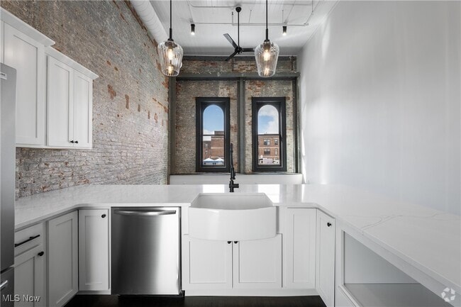 Building Photo - 1277 W 6th St Unit 403 Rental