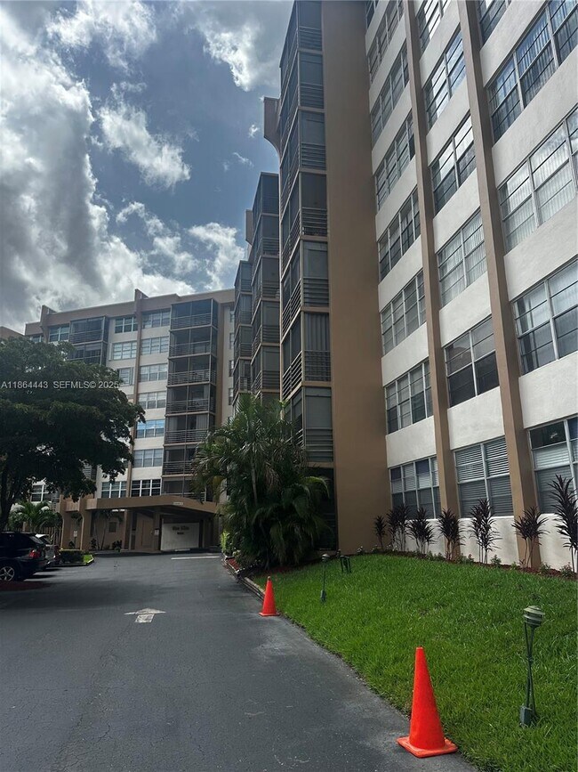 Photo - 1000 St Charles Pl Unidad 413