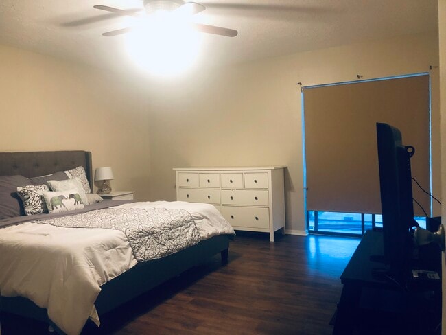 Master Bedroom - 1004 Crestwood Dr