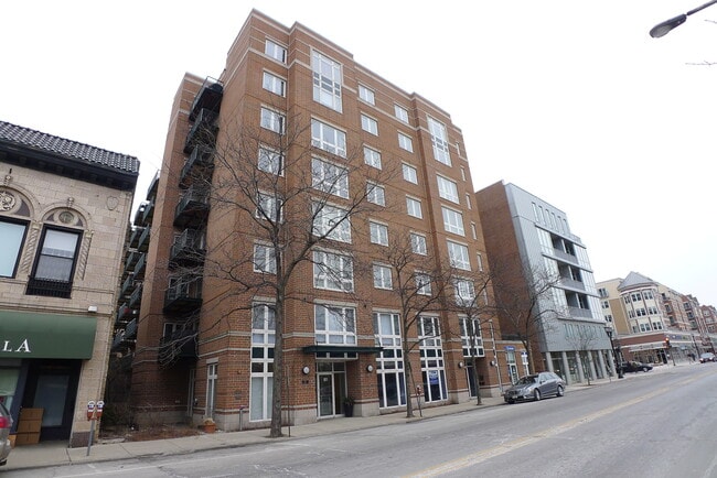 Building Photo - 811 Chicago Ave Unit 407