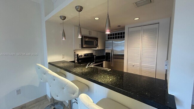 Photo - 540 Brickell Key Dr Unidad 512