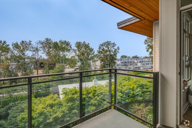 1BR, 1BA - 556SF - Balcony - Shoreline