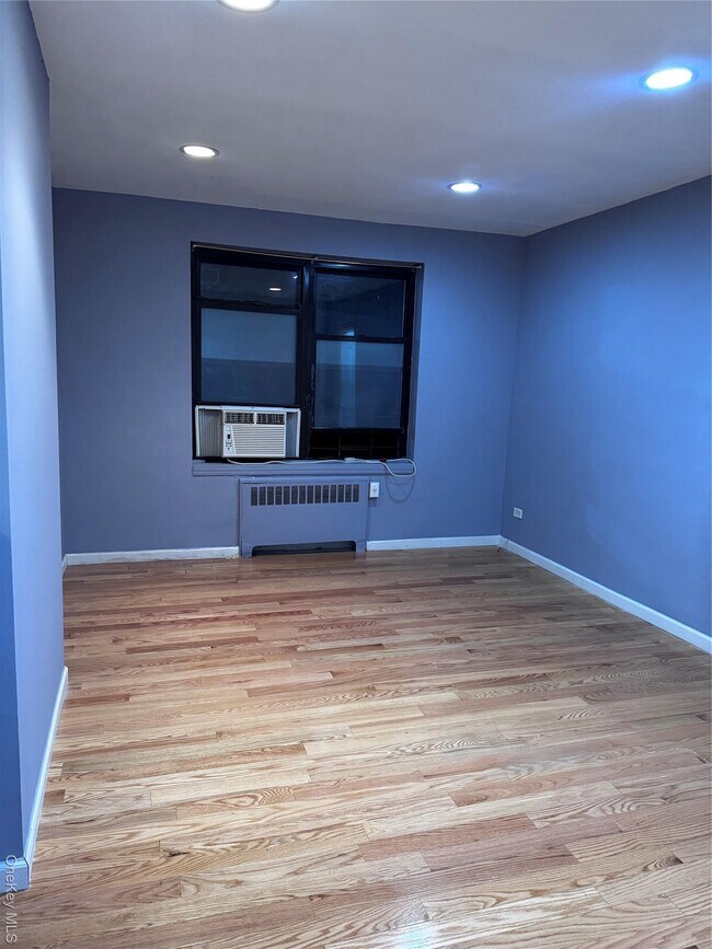 Building Photo - 44-10 Macnish St Unit 1C