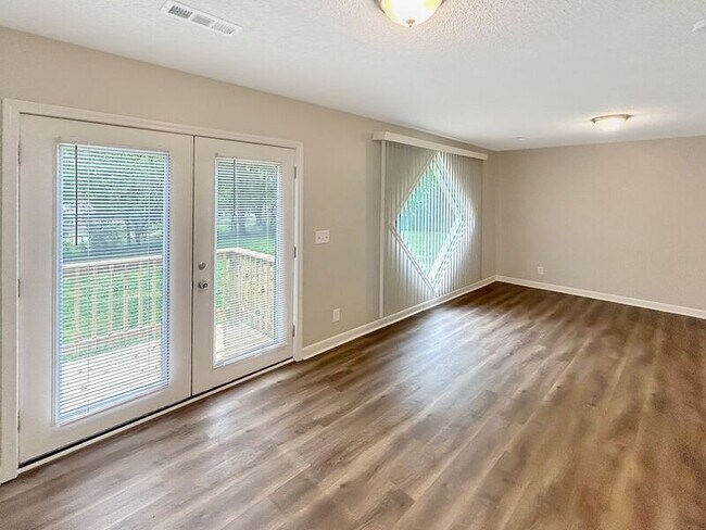 Photo - 106 Greenwood Cir