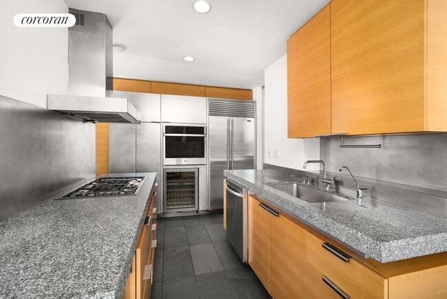 Photo - 300 E 85th St