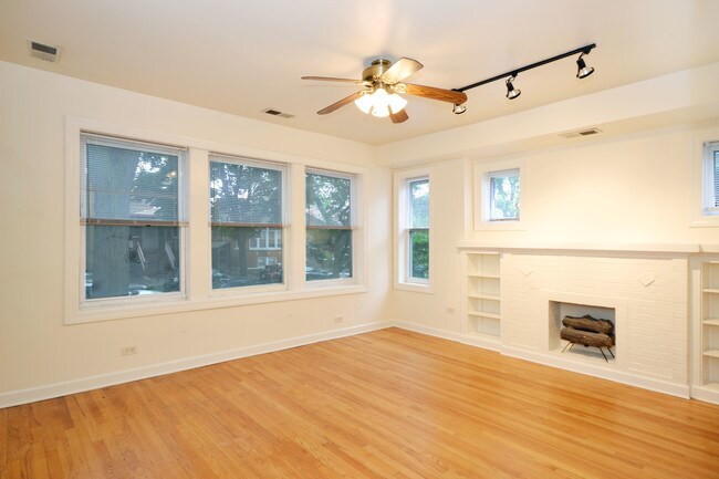 Living Room - 4654 N Avers Ave Apartments Unit 3