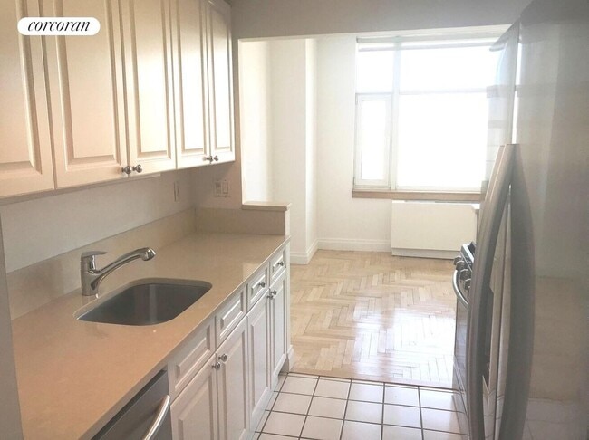 Photo - 404 E 76th St