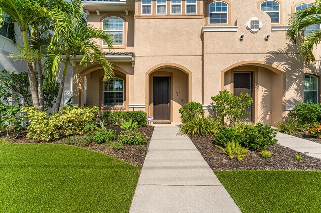 Stunning David weekly designed 3 BR+ OFFICE/ 2.5 BA / 2 Car executive townhouse in Hyde Park / So...